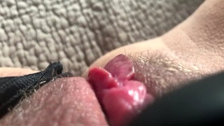 Teen avec de belles lèvres de chatte rose se masturbe jusqu'à l'orgasme