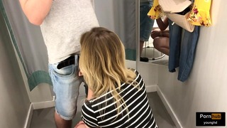 Hurtig kneppe en skolepige i et fitting room