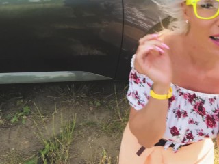 Zwei sexy Tramper-Mädchen, lustige Autofahrt, bezahlt von einer Vierer-Orgie Kate Truu view