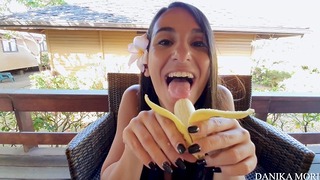 Naughty Danika montre ses talents de sexe oral pour se faire pilonner