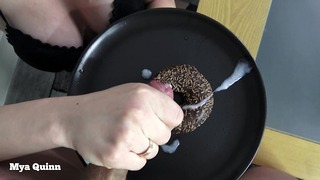 Сперма на еде - съешь шоколадный пончик со спермой + оральный половой акт с плевком - Мья Куинн