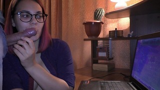 Gamer Teen Oyundan Dikkati Çekilmeden Oral Seks Yapıyor