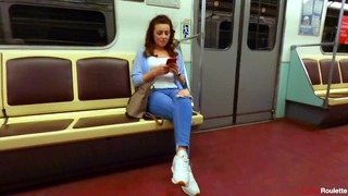 Зустрілися в метро. Вона любить смоктати член і їсти сперму.