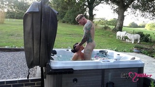 Lidenskabelig udendørs sex i sexet badekar på ond weekend væk