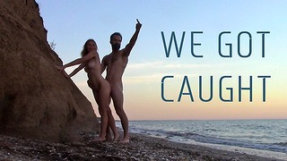 Sexe à l'extérieur sur la plage - Nous nous sommes fait prendre!