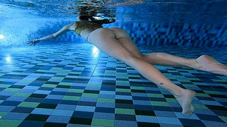 Czas na relaks, dokuczanie w publicznym basenie pod wodą.