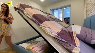 Vaginálny dar osudu nevlastná mama uviaznutá pod posteľou.