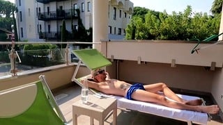 Troia Italiana Fa Un Pompino Sul Balcone Della Villa Al Mare Ingoia Tutto